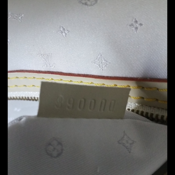 Louis Vuitton Lock It - Picture 9 of 12